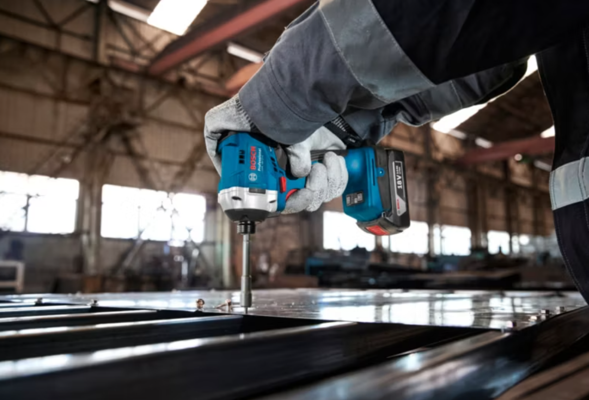 Акумуляторний ударний гайковерт 18V-215